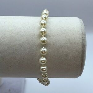 Women’s fashion jewelry pearl bracelet